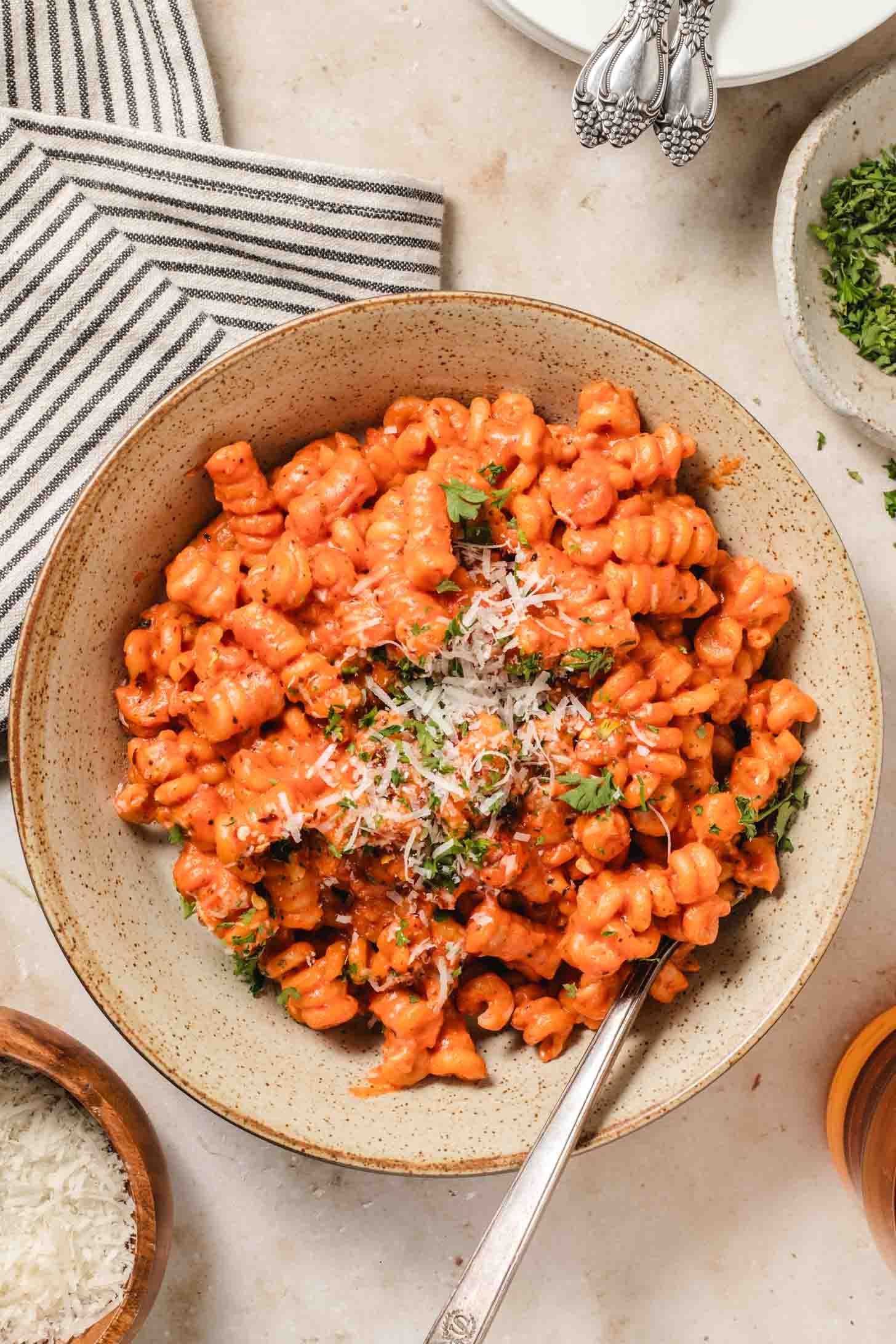 30 Minute One Pot Pink Sauce Pasta - Hungry Paprikas